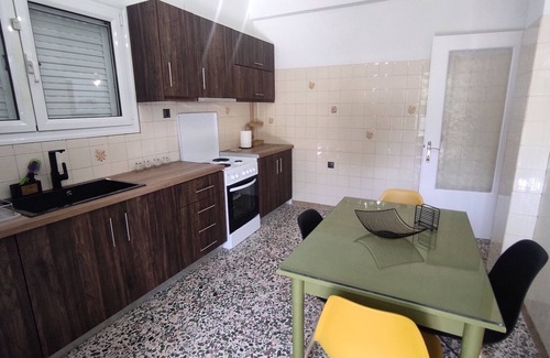 Eretria Apartment | City Apartment w/3 BR & spacious yard