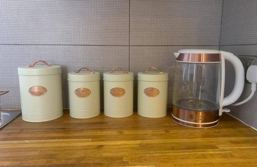 Hull Old Town Apartment | City Centre Luxury Triplex Apartment Sleeps 6