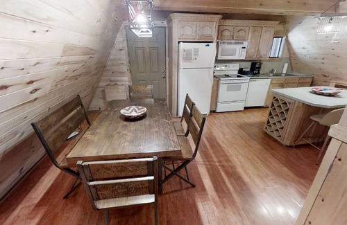 Red River Cabin | CJ A-Frame 1 - In Town - Ski In/Ski Out - Free WiFi - Cable - Washer/Dryer - Gas