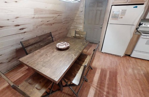 Red River Cabin | CJ A-Frame 1 - In Town - Ski In/Ski Out - Free WiFi - Cable - Washer/Dryer - Gas