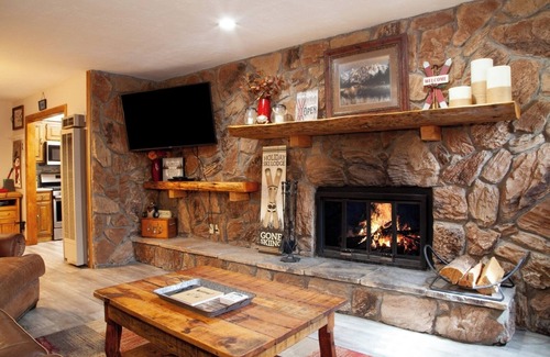 Red River Cabin | CJ A-Frame 3 - In Town - Ski In/Ski Out - Free WiFi - Cable - Hot Tub - Washer/D