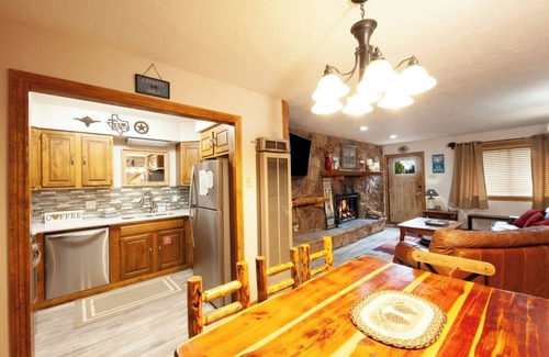 Red River Cabin | CJ A-Frame 3 - In Town - Ski In/Ski Out - Free WiFi - Cable - Hot Tub - Washer/D