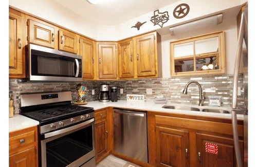 Red River Cabin | CJ A-Frame 3 - In Town - Ski In/Ski Out - Free WiFi - Cable - Hot Tub - Washer/D