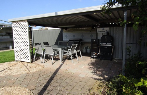 Melville Apartment | Clan Ranald Unit 2 ~ Short walk to all amenities! UNLIMITED FREE WI-FI!