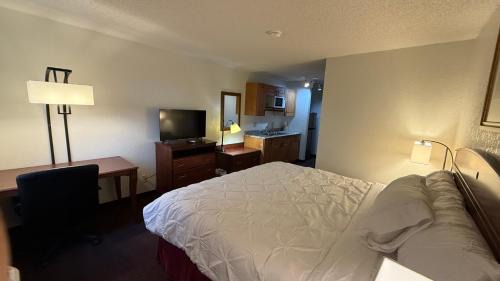 Clarion Hotel | clarion hometown inn