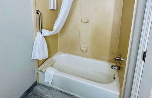 Albemarle Hotel | Clarion Pointe Albemarle