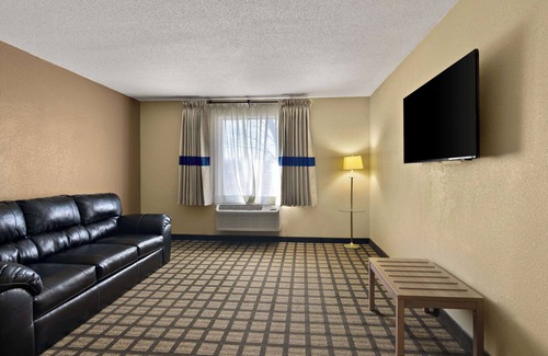 Normal Hotel | Clarion Pointe Bloomington – Normal near I-55 and University