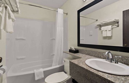 Normal Hotel | Clarion Pointe Bloomington – Normal near I-55 and University