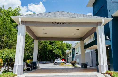 Dillard Hotel | Clarion Pointe-Dillard near Blue Ridge Mountains