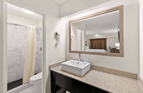 Town Center Hotel | Clarion Pointe Kennesaw Town Center