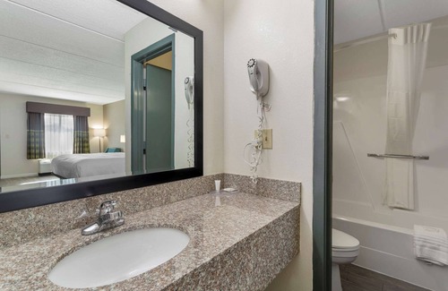 Kimball Hotel | Clarion Pointe Kimball By Choice Hotels