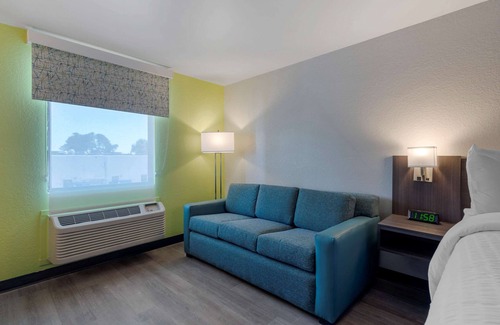 McDonough Hotel | Clarion Pointe McDonough