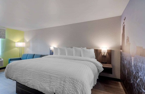 McDonough Hotel | Clarion Pointe McDonough