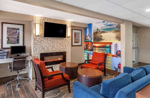 Mount Pleasant Hotel | Clarion Pointe Racine - Mount Pleasant