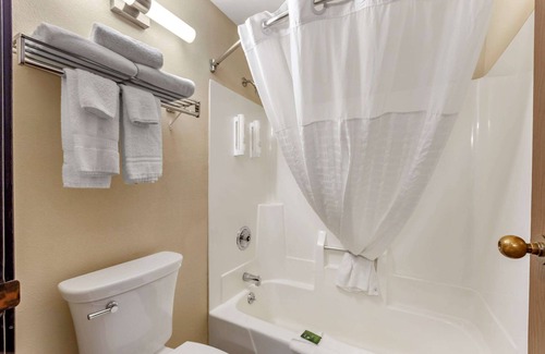 Mount Pleasant Hotel | Clarion Pointe Racine - Mount Pleasant