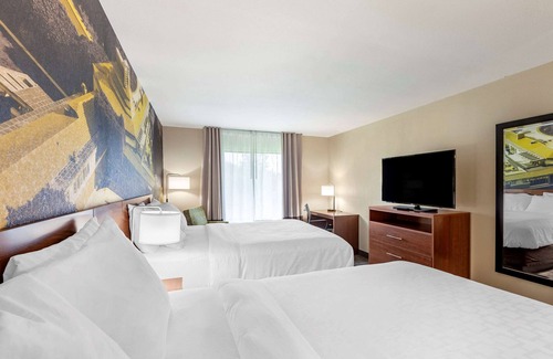 Mount Pleasant Hotel | Clarion Pointe Racine - Mount Pleasant