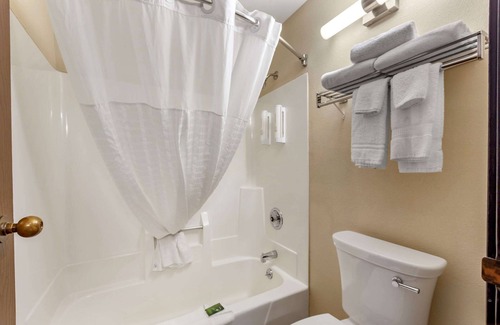 Mount Pleasant Hotel | Clarion Pointe Racine - Mount Pleasant