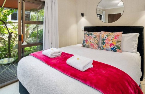 Acacia Bay House | Classic Home - Stunning Lake Views!
