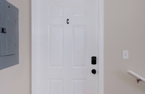 Mid-Wilshire House | Classic LA Miracle Mile Townhouse