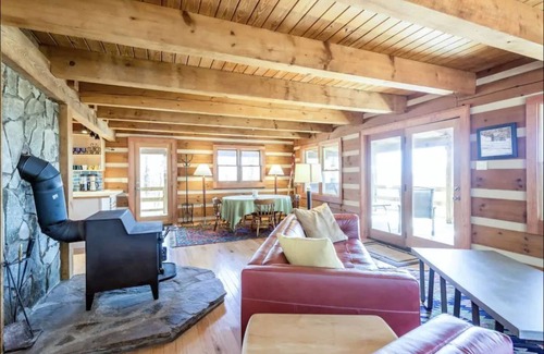 Chimney Rock Cabin | Classic Mountain Top Log Cabin, Hot Tub, Pool Table, DISCOUNTED RATES