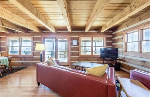 Chimney Rock Cabin | Classic Mountain Top Log Cabin, Hot Tub, Pool Table, DISCOUNTED RATES