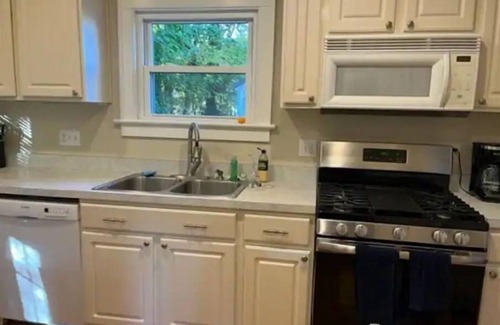 Harters Heights House | Classic Notre Dame House .7 mi walk to Campus via Angela or Eddy St. Sleeps 14.