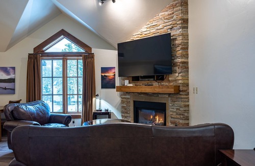 Tamarack Condo | Classic Studio in Osprey Meadows with Fireplace