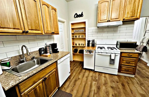 Downtown Sacramento House | Classy 2BR/1.5BA Downtown Sacramento