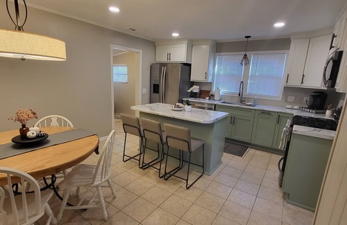 Greenville - Spartanburg House | Classy Copacetic Cottage-King bd, Clean, close to Downtown, Furman, Swamp Rabbit