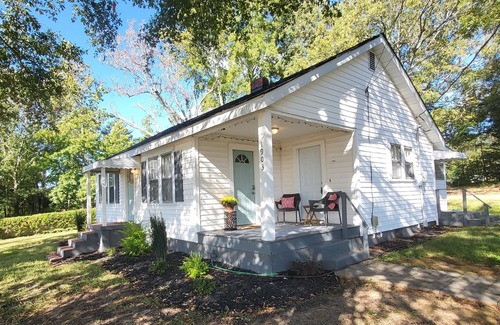 Greenville - Spartanburg House | Classy Copacetic Cottage-King bd, Clean, close to Downtown, Furman, Swamp Rabbit