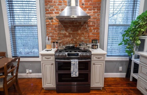 The Gate Apartment | Classy Midtown 3BR, King Master