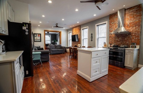 The Gate Apartment | Classy Midtown 3BR, King Master