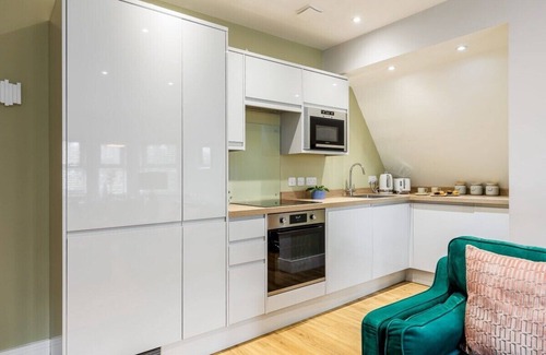 West Cliff Apartment | Classy Seaside 1-Bed Apt w/Free Gym & Parking