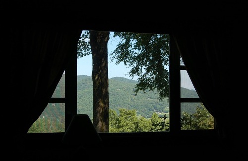 Rabun Gap House | Clayton, GA (NE Georgia) Cozy Mountain Cabin with View-Hillcrest Lodge