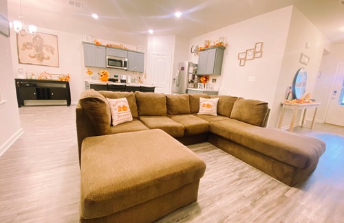 Robert House | Clean 1 Bedroom House With Beautiful Wooded View