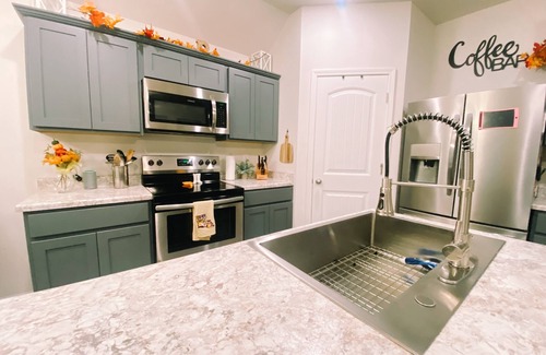 Robert House | Clean 1 Bedroom House With Beautiful Wooded View