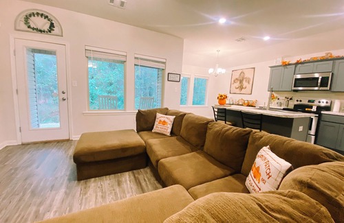 Robert House | Clean 1 Bedroom House With Beautiful Wooded View