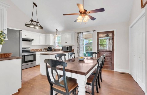 Spring Hill House | Clean 3BR · Quiet Block · Backyard with Hoop