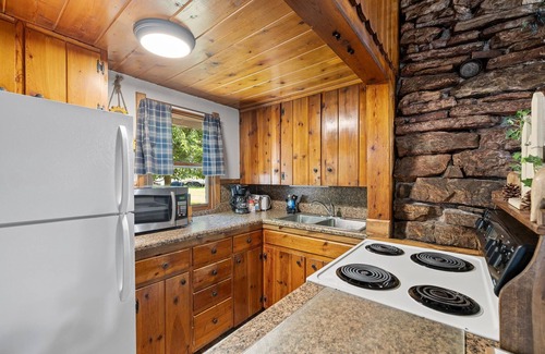 Rapid City Cabin | Clean and Comfortable Cabin Thirty Minutes from Mt Rushmore - In Rapid City On Canyon Lake Thirty Minutes from Mt Rushmore