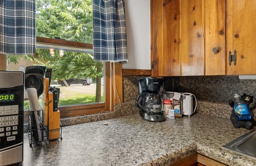 Rapid City Cabin | Clean and Comfortable Cabin Thirty Minutes from Mt Rushmore - In Rapid City On Canyon Lake Thirty Minutes from Mt Rushmore