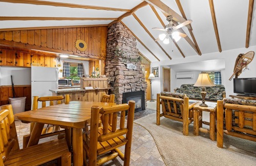 Rapid City Cabin | Clean and Comfortable Cabin Thirty Minutes from Mt Rushmore - In Rapid City On Canyon Lake Thirty Minutes from Mt Rushmore