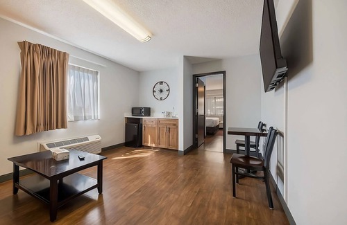 Ontario Hotel | Clean and Comfortable! Pool, Free Parking, Free Breakfast, Pets Allowed Here