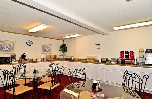 Ontario Hotel | Clean and Comfortable! Pool, Free Parking, Free Breakfast, Pets Allowed Here