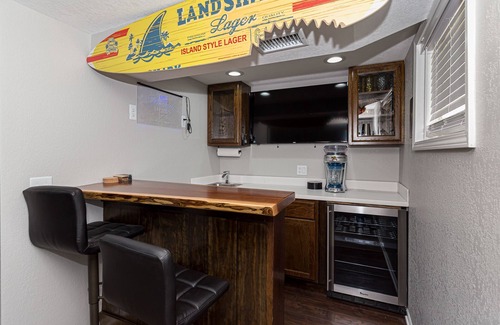 Bettendorf House | Clean and updated with a Hot TubnMinutes away from the new Bettendorf Waterpark