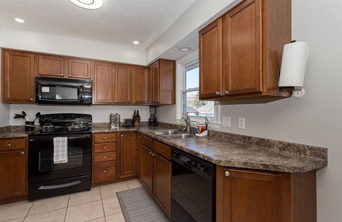 Bettendorf House | Clean and updated with a Hot TubnMinutes away from the new Bettendorf Waterpark