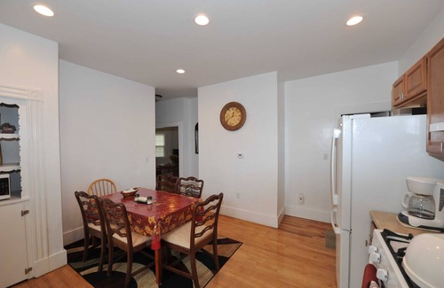 Somerville Apartment | CLEAN Apt Near Boston/Cambridge, Harvard, MIT with Parking - Great Reviews!