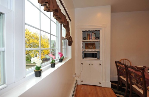 Somerville Apartment | CLEAN Apt Near Boston/Cambridge, Harvard, MIT with Parking - Great Reviews!