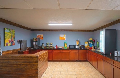 Redwood Falls Hotel | Clean Budget Room Near Casino & Park w/Full Bed + Pet-Friendly Amenities