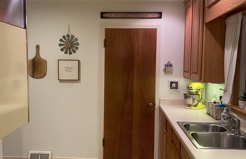 Billings House | Clean centrally located home. No work crews allowed