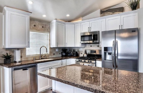 Corona del Mar Condo | Clean & Close to Beach & Village with A/C-Loft & Garage